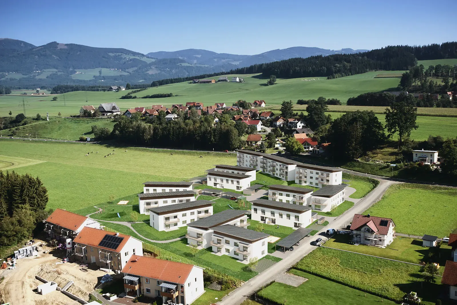 Kobenz — gleiche Drohnenperspektive mit 3D-Visualisierung der geplanten Wohnanlage
