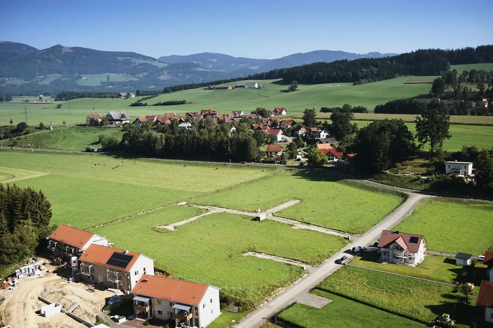 Kobenz — Drohnenaufnahme des Grundstücks vor der Bebauung, mit eingezeichneten Fundament-Outlines