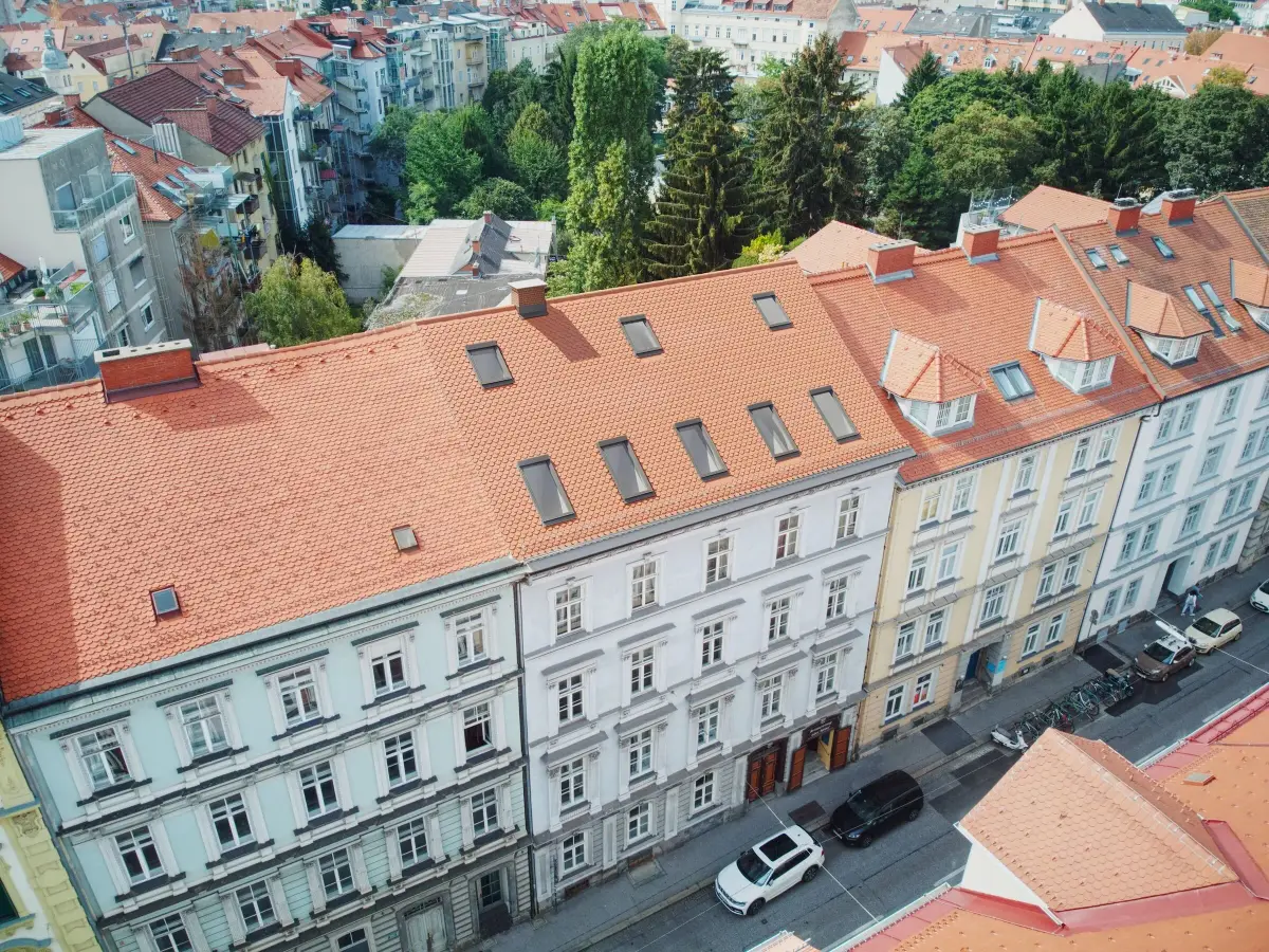 Mandellstraße 18 Graz — Drohnenaufnahme Straßenseite Gründerzeitfassade