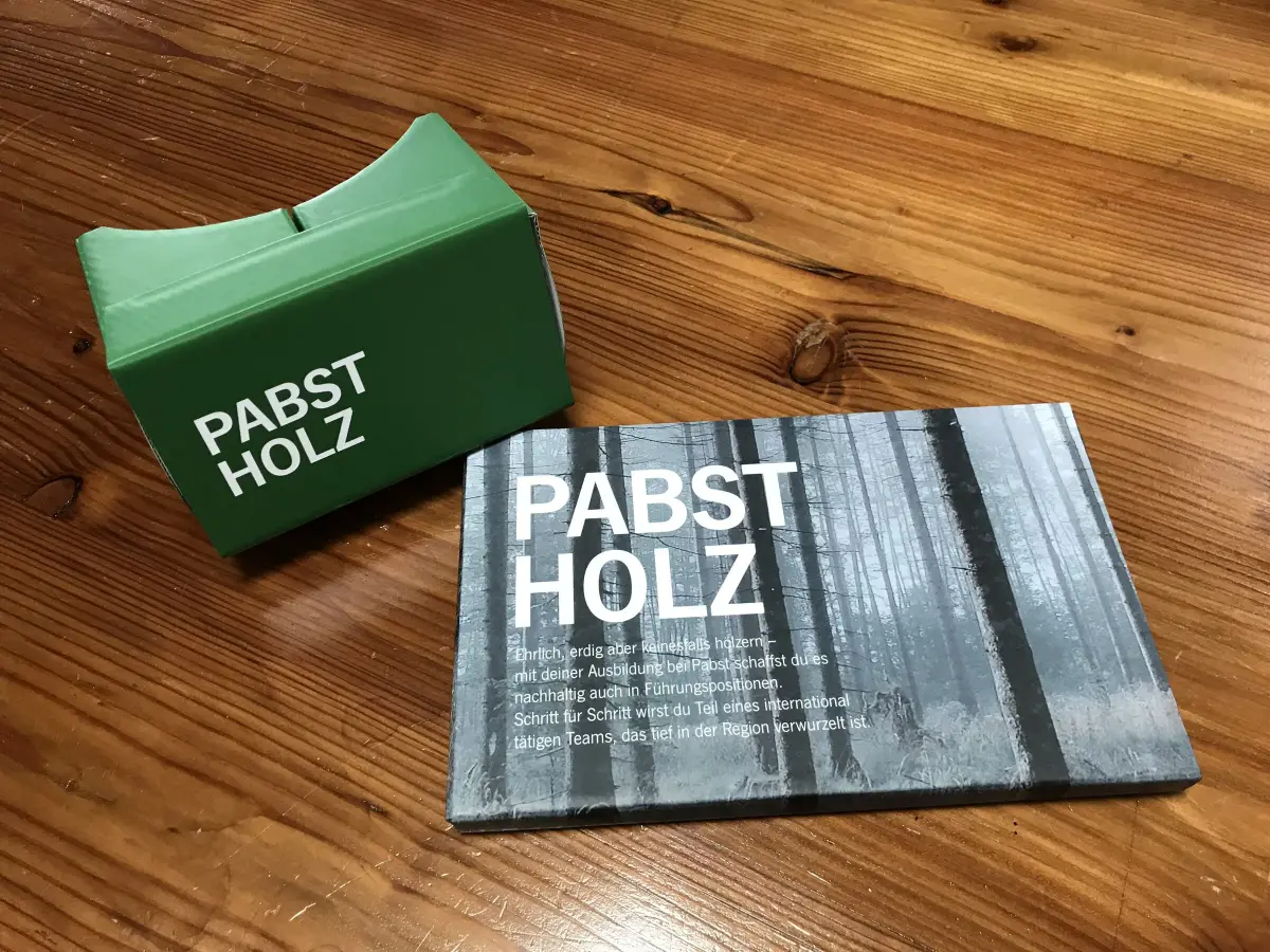 Pabst-Holz Cardboard-VR-Viewer im Pabst-Branding — das Recruiting-Tool zum Mitnehmen