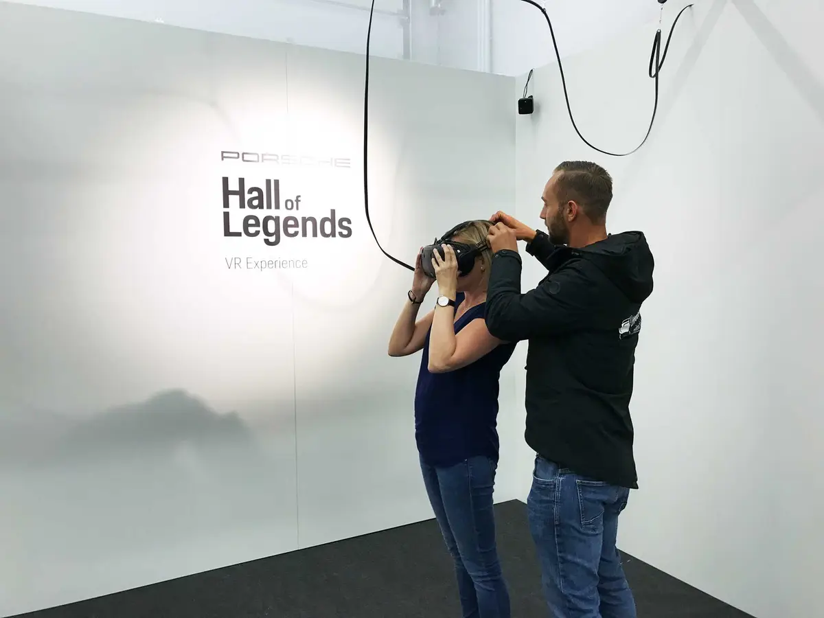 Porsche Hall of Legends — Einschulung der Besucher