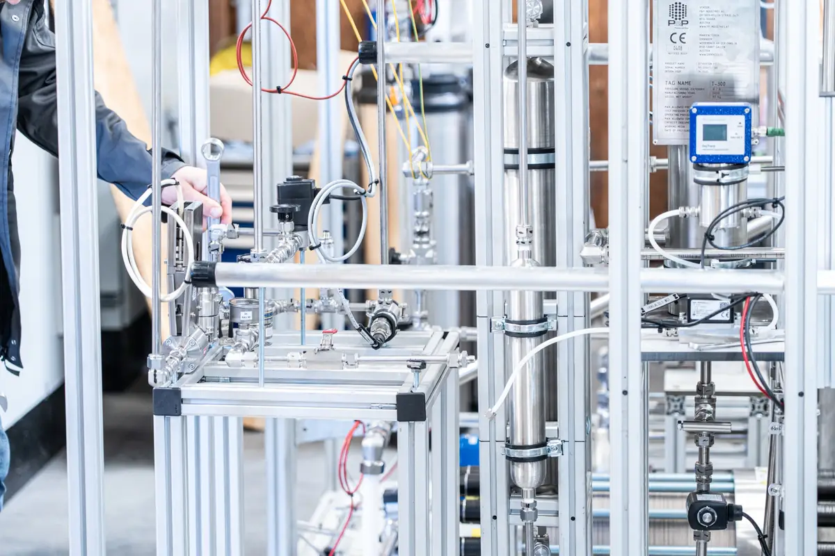 P&P Industries — Ventile und Rohrleitungen der Anlage