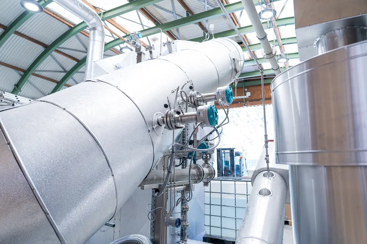 P&P Industries — Reaktorbehälter in der Werkshalle