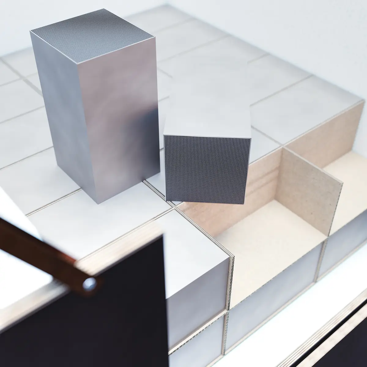 P&P Industries — Katalysator-Bricks in der Transportkiste mit Fächereinteilung, 3D-Rendering