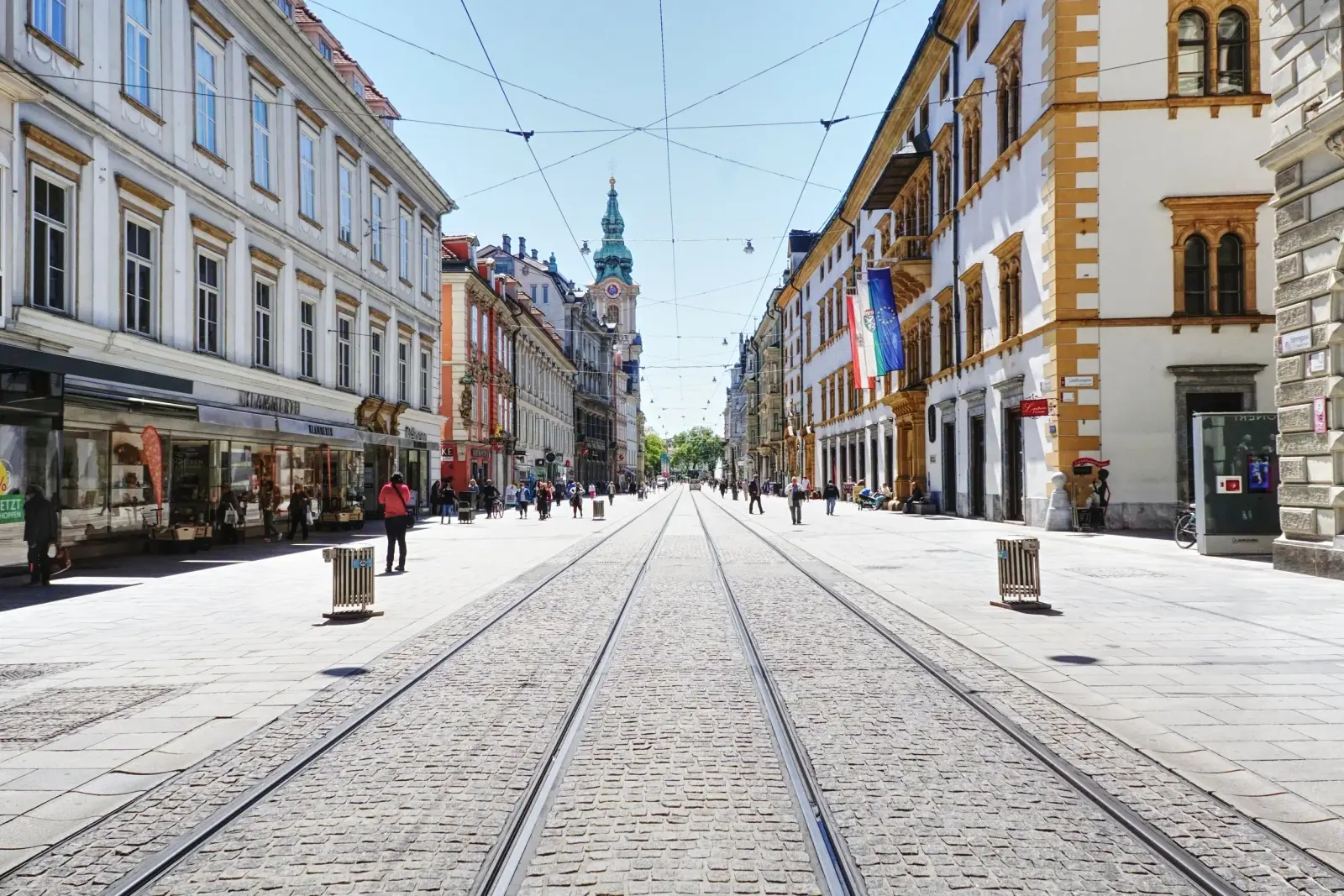 Herrengasse Graz heute — Tramgleise, wenig Vegetation, Straßenraum dominiert